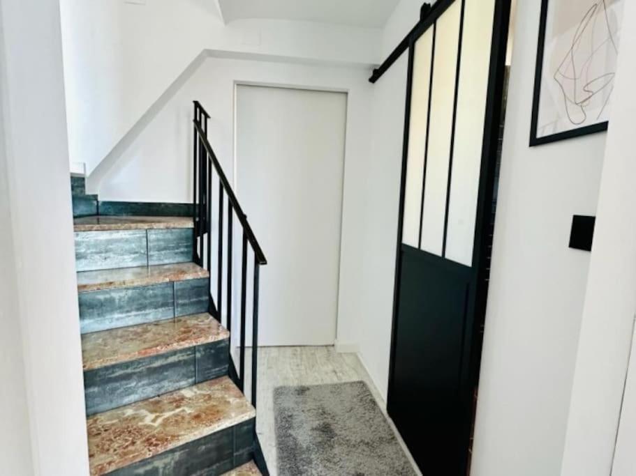 Seaview Dreams Luxury 2 Bedroom With Amazing Views And Balcony By Namaste Elite Apartment